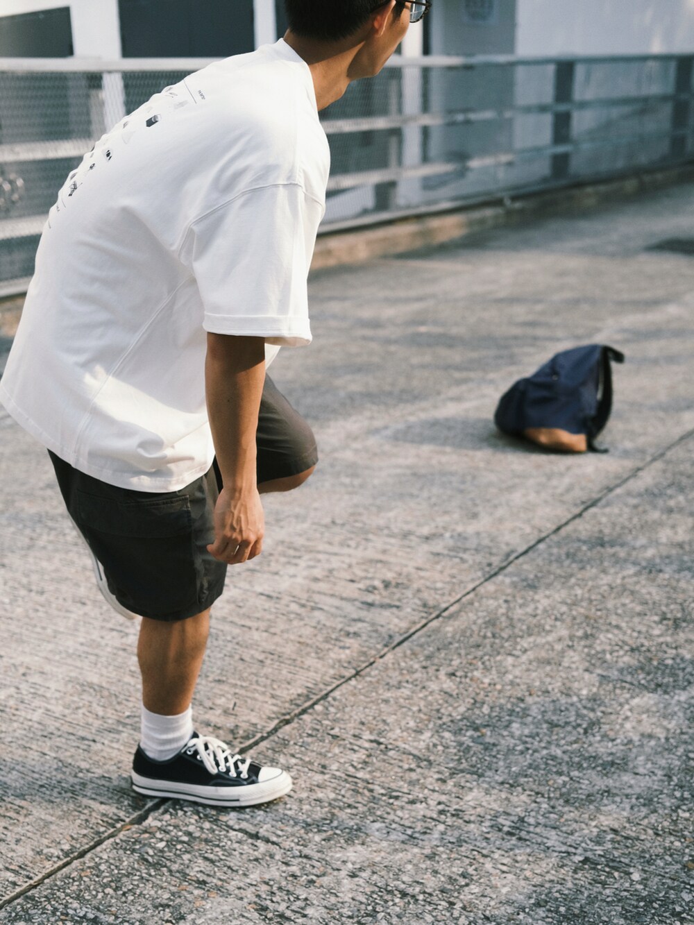 ブラック系のシューズ、ホワイト系のTシャツ/カットソーを着用したメンズの春コーディネートの4枚目の写真