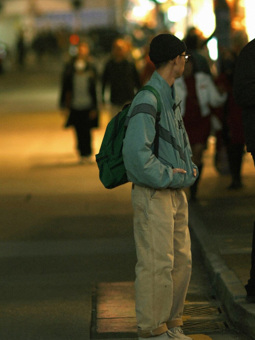 その他のパンツ、ベージュ系のブーツ、ブラック系の帽子を着用したメンズの春コーディネートの2枚目の写真