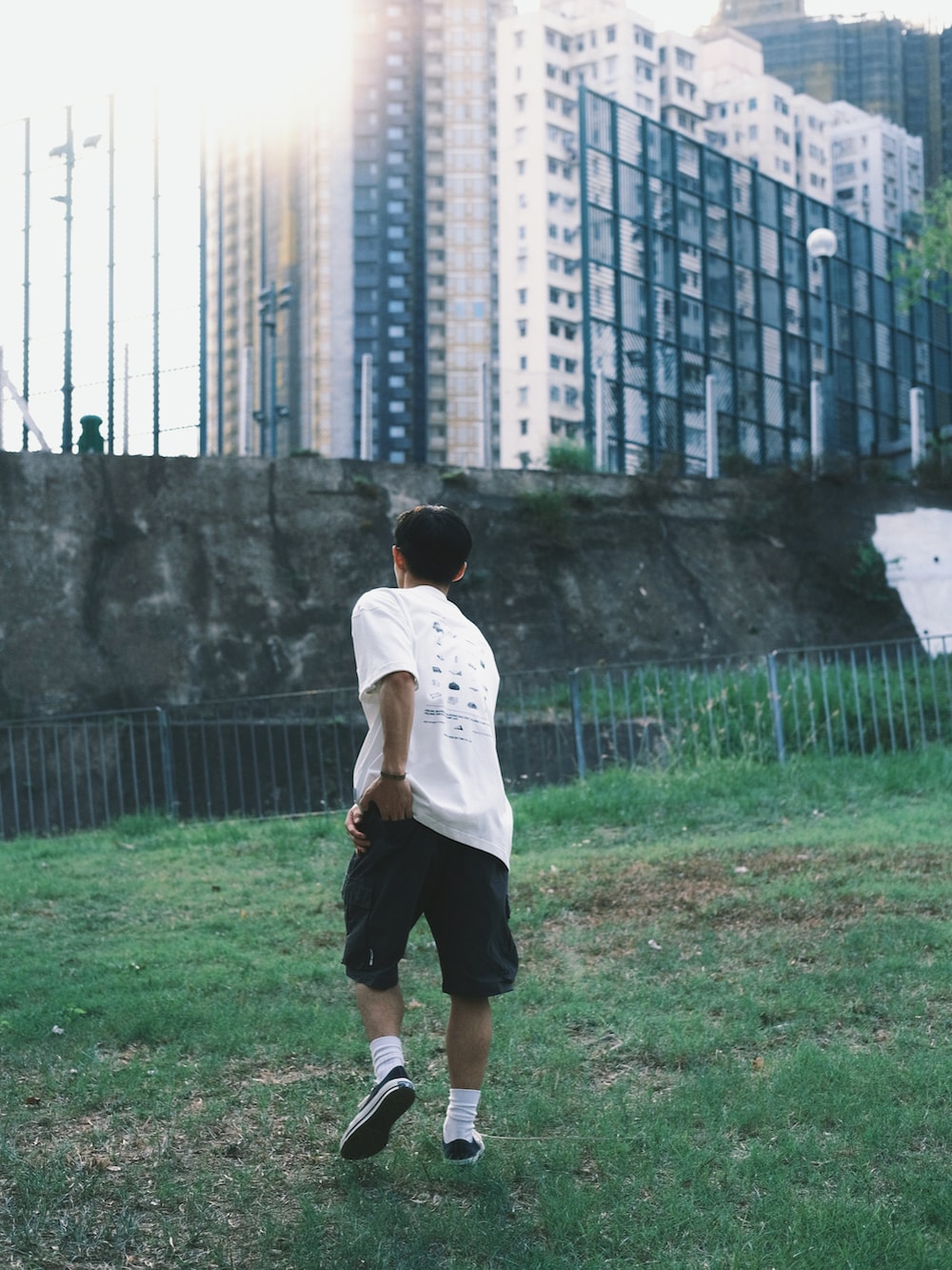 ブラック系のシューズ、ホワイト系のTシャツ/カットソーを着用したメンズの春コーディネートの5枚目の写真