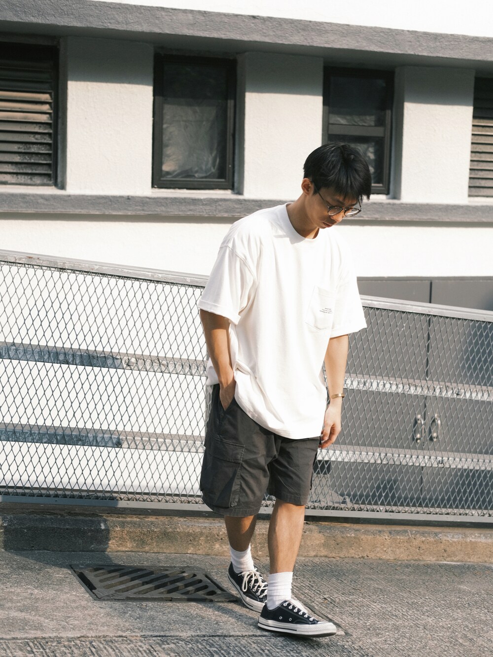 ブラック系のシューズ、ホワイト系のTシャツ/カットソーを着用したメンズの春コーディネートの3枚目の写真