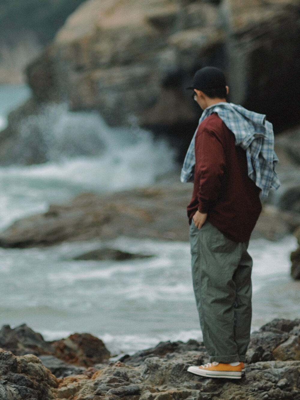 その他のシャツ/ブラウス、グリーン系のチノパンツ、オレンジ系のシューズを着用したメンズの春コーディネートの4枚目の写真