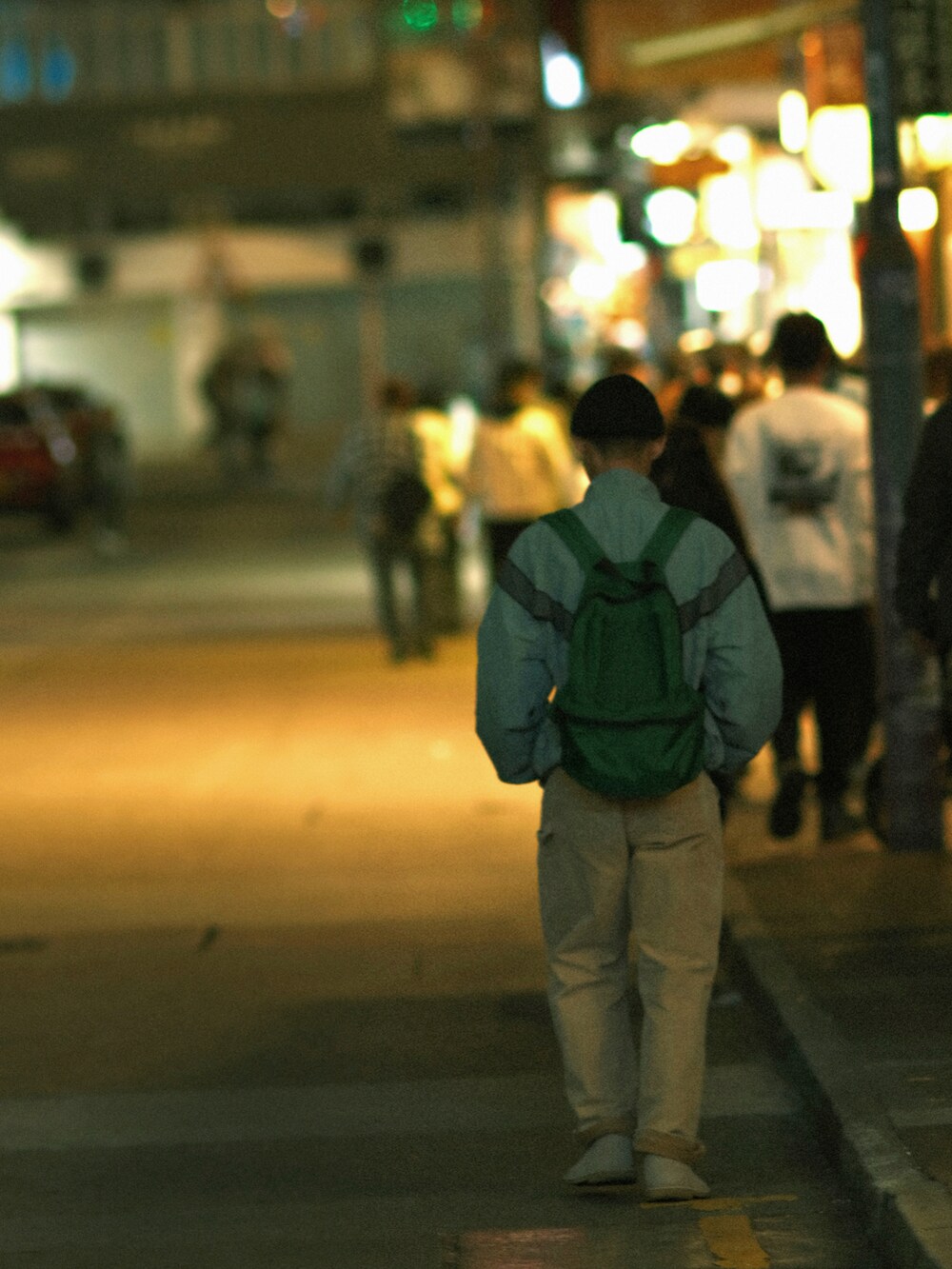 その他のパンツ、ベージュ系のブーツ、ブラック系の帽子を着用したメンズの春コーディネートの3枚目の写真