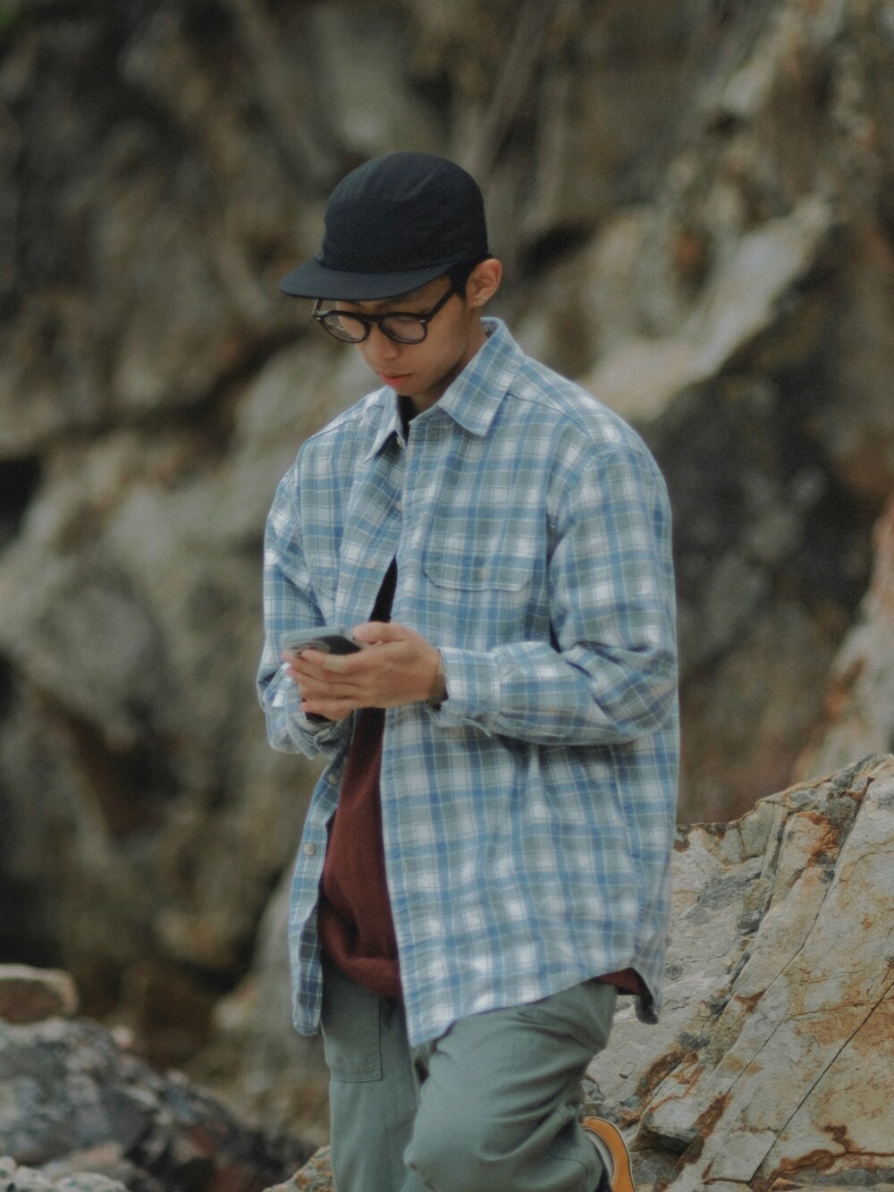 その他のシャツ/ブラウス、グリーン系のチノパンツ、オレンジ系のシューズを着用したメンズの春コーディネートの3枚目の写真