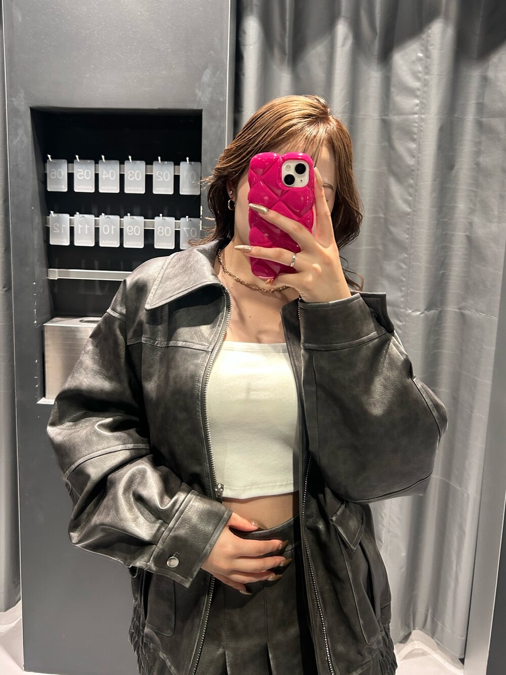 ホワイト系のキャミソール、グレー系のブルゾン、グレー系のスカートを着用したレディースの夏コーディネートの4枚目の写真