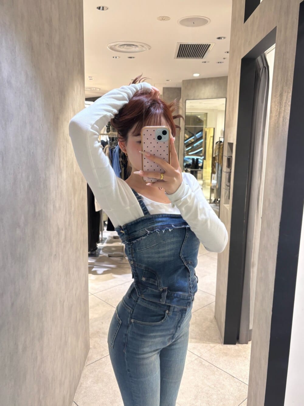 ホワイト系のTシャツ/カットソー、ブルー系のサロペット/オーバーオール、ブラック系のサンダルを着用したレディースの春コーディネートの4枚目の写真