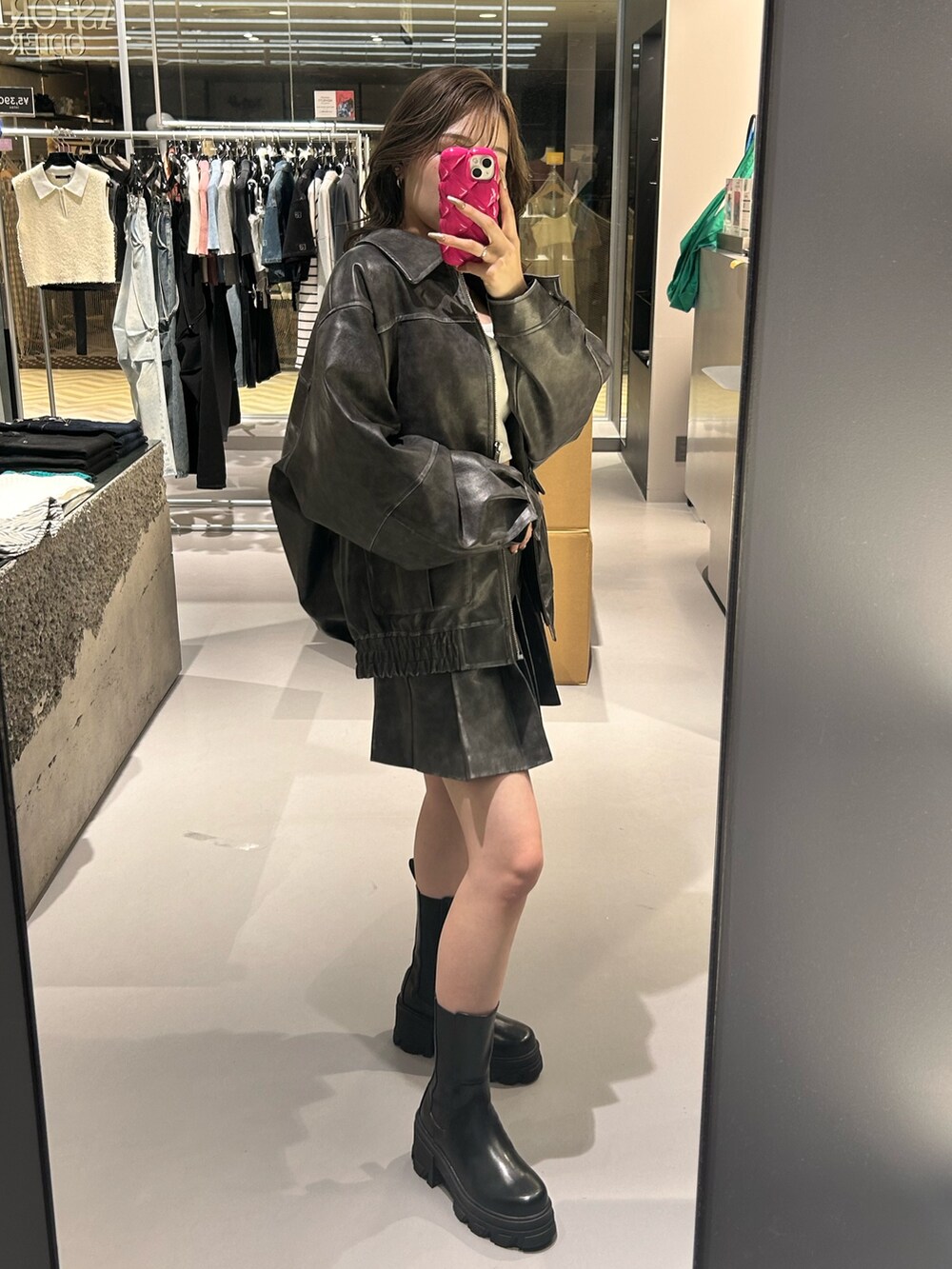 ホワイト系のキャミソール、グレー系のブルゾン、グレー系のスカートを着用したレディースの夏コーディネートの2枚目の写真