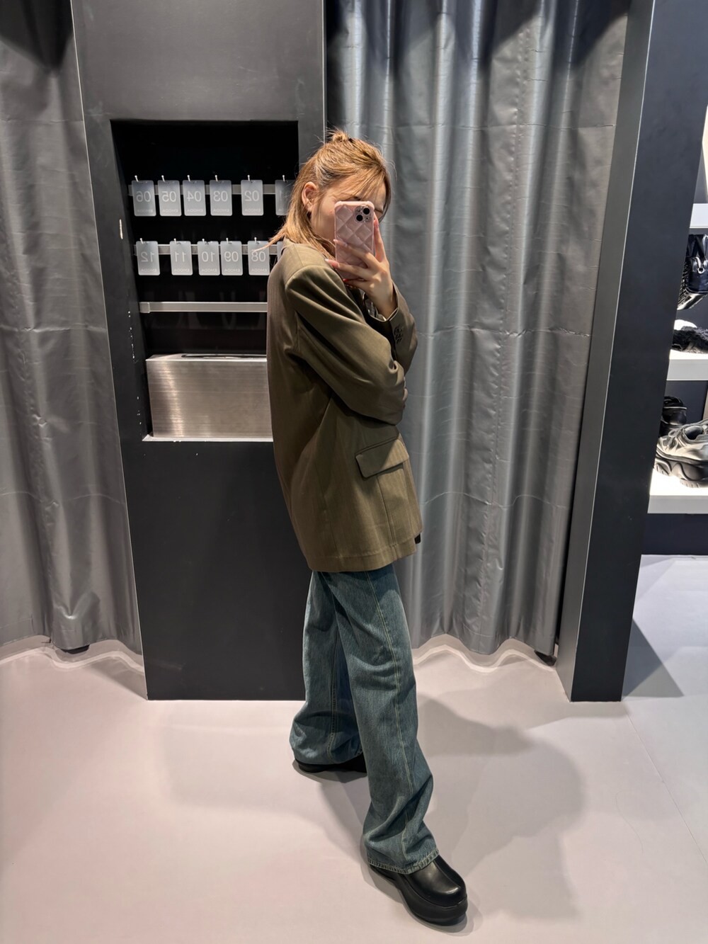 グレー系のTシャツ/カットソー、ベージュ系のテーラードジャケット、ブルー系のデニムパンツを着用したレディースの春コーディネートの2枚目の写真