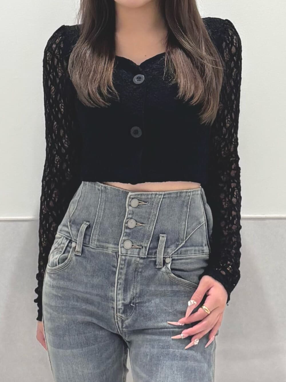 ブラック系のその他シューズ、ブラック系のTシャツ/カットソー、ブルー系のデニムパンツを着用したレディースの秋コーディネートの4枚目の写真