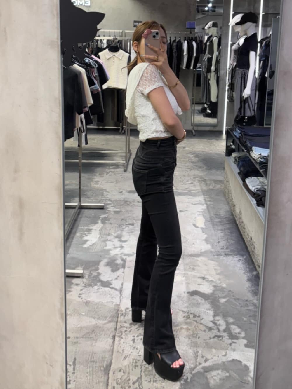 ブラック系のサンダル、ブラック系のデニムパンツ、ブラック系のタンクトップを着用したレディースの夏コーディネートの2枚目の写真