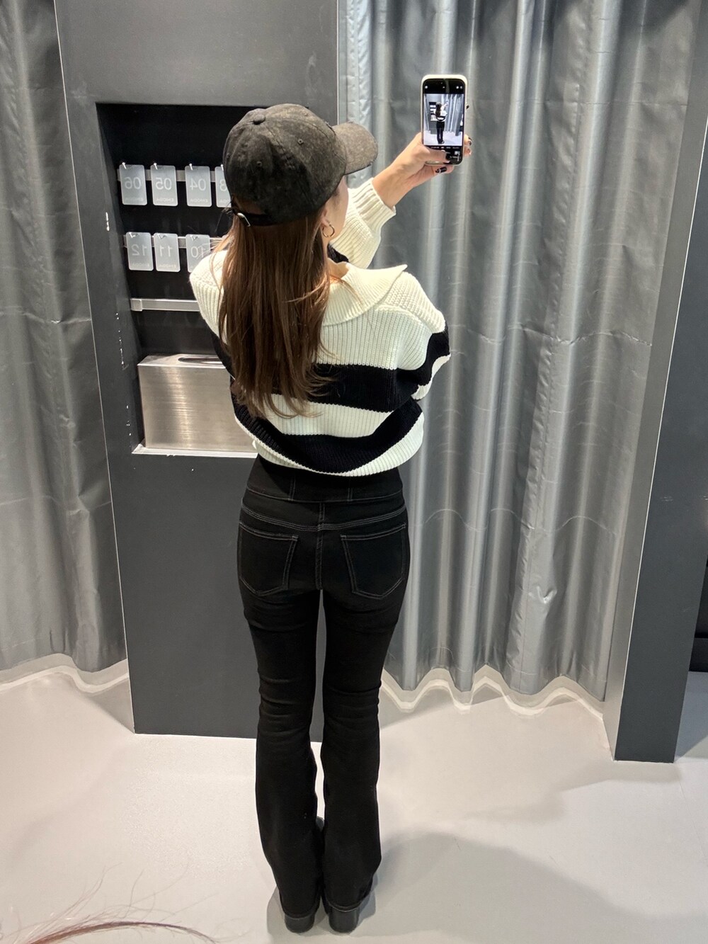 その他のニット/セーター、ブラック系のデニムパンツ、ブラック系のブーツを着用したレディースの冬コーディネートの3枚目の写真