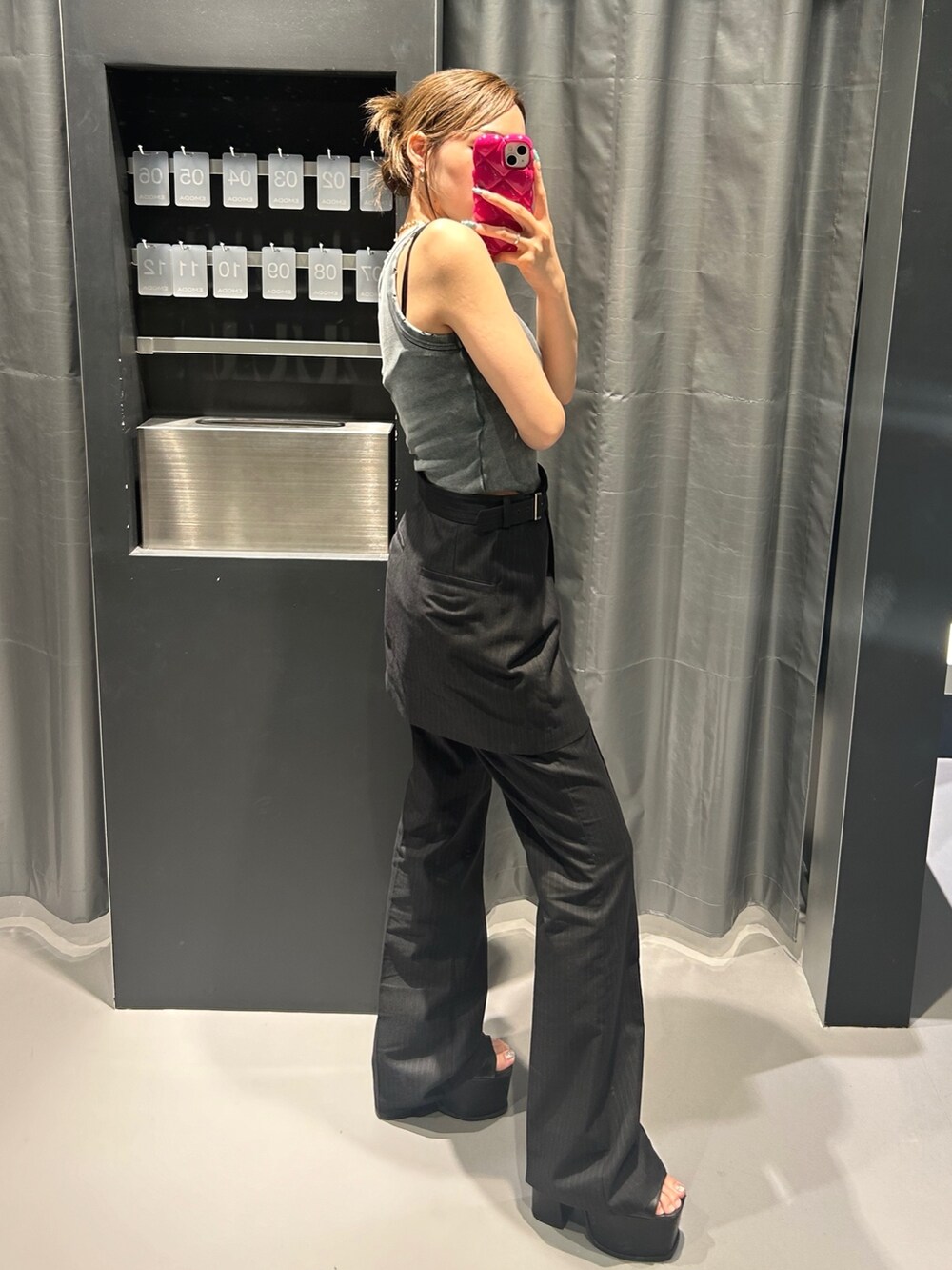 ブルー系のタンクトップ、その他のその他パンツ、ブラック系のサンダルを着用したレディースの夏コーディネートの2枚目の写真