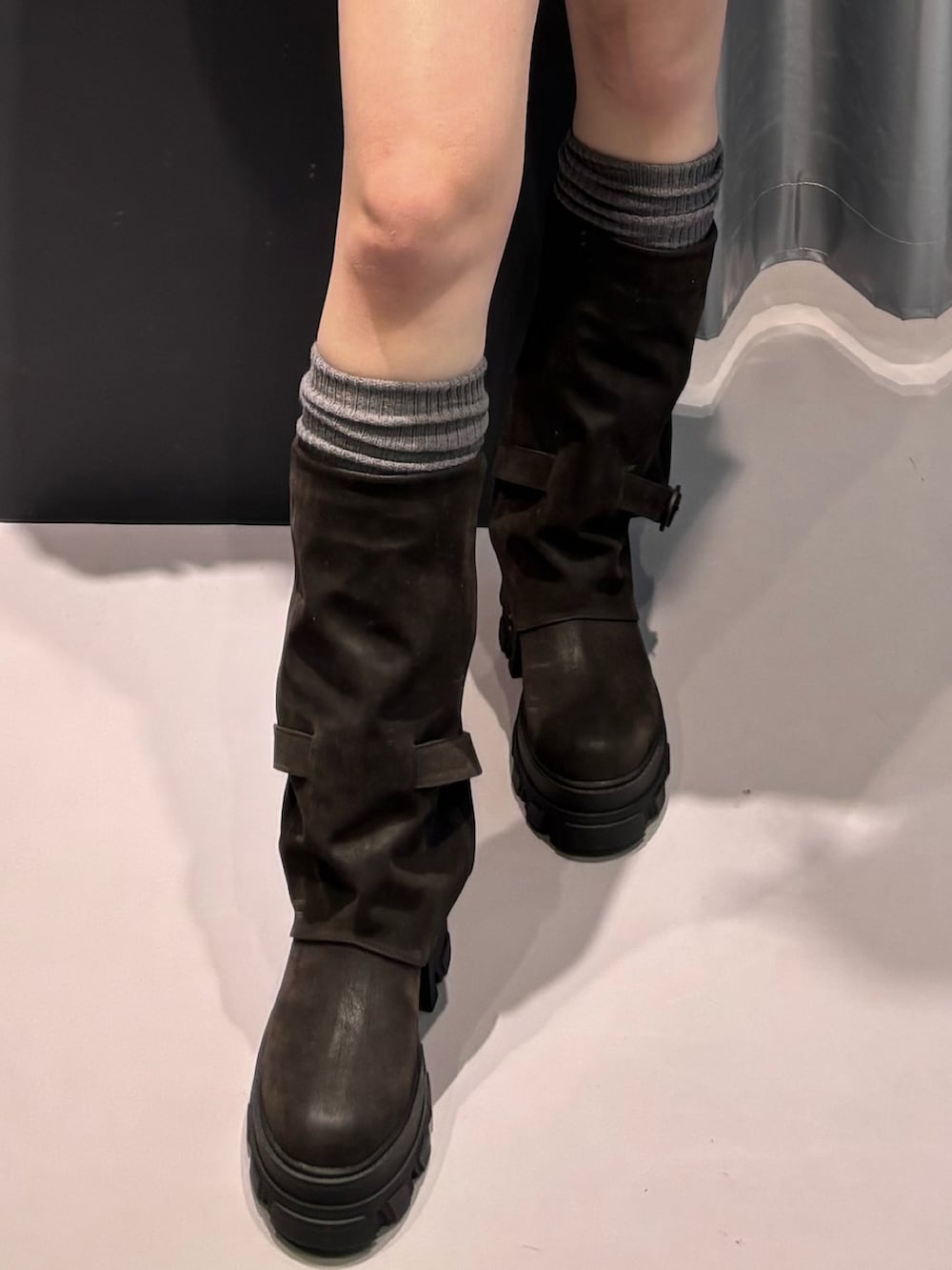 グレー系のニット/セーター、ブラウン系のブルゾン、ブラウン系のスカートを着用したレディースの冬コーディネートの5枚目の写真