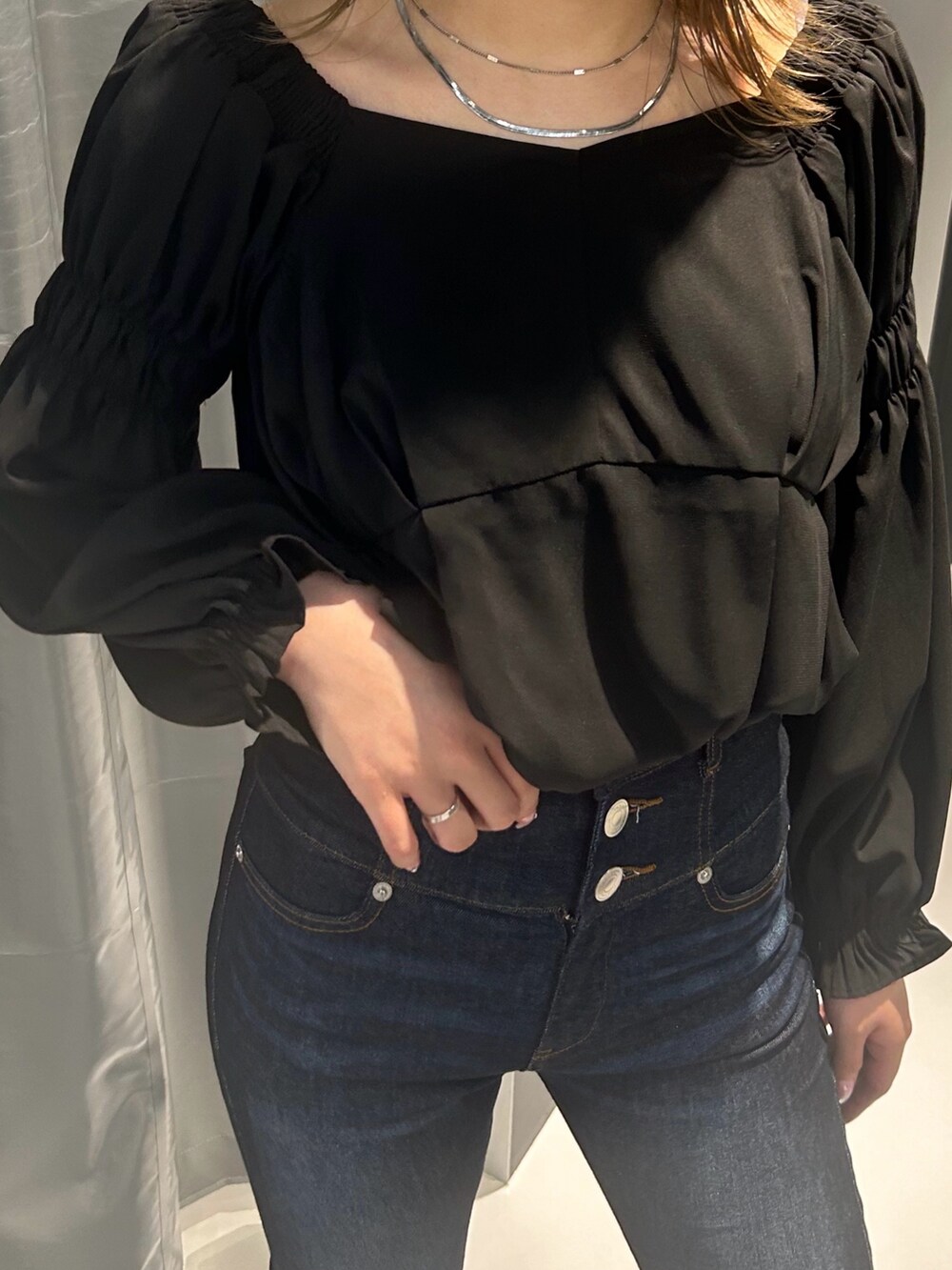 ブラック系のTシャツ/カットソー、ブルー系のデニムパンツ、ブラック系のサンダルを着用したレディースの春コーディネートの3枚目の写真