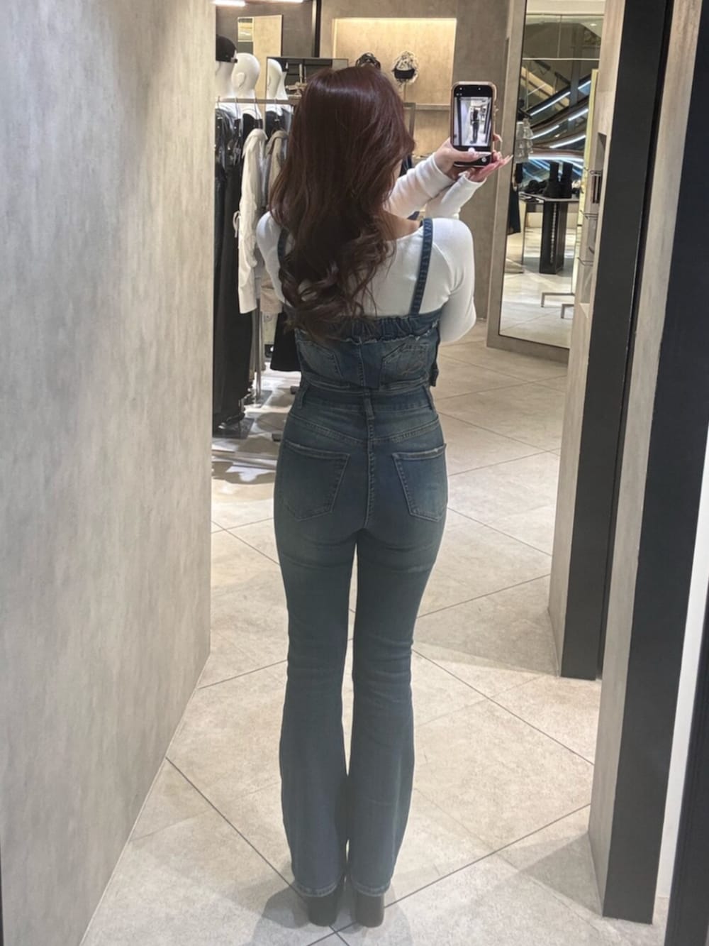 ホワイト系のTシャツ/カットソー、ブルー系のサロペット/オーバーオール、ブラック系のサンダルを着用したレディースの春コーディネートの3枚目の写真