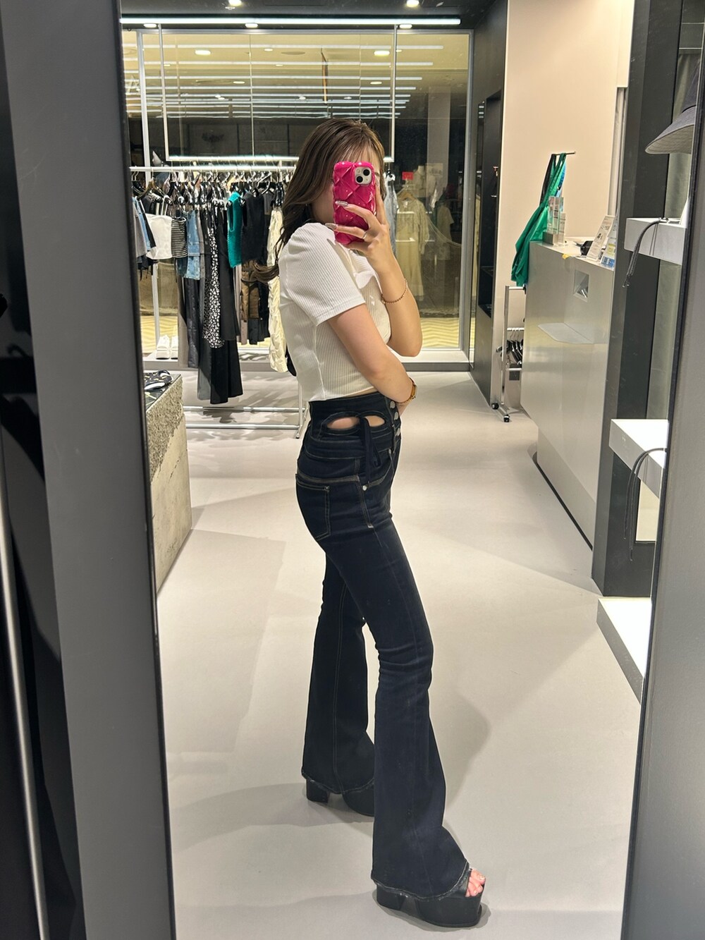 ホワイト系のTシャツ/カットソー、ブルー系のデニムパンツ、ブラック系のサンダルを着用したレディースの夏コーディネートの2枚目の写真