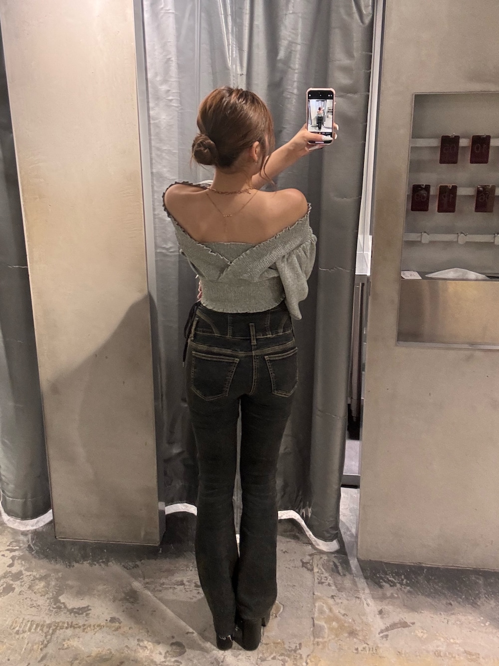 グレー系のTシャツ/カットソー、ブルー系のデニムパンツ、ブラック系のサンダルを着用したレディースの春コーディネートの3枚目の写真