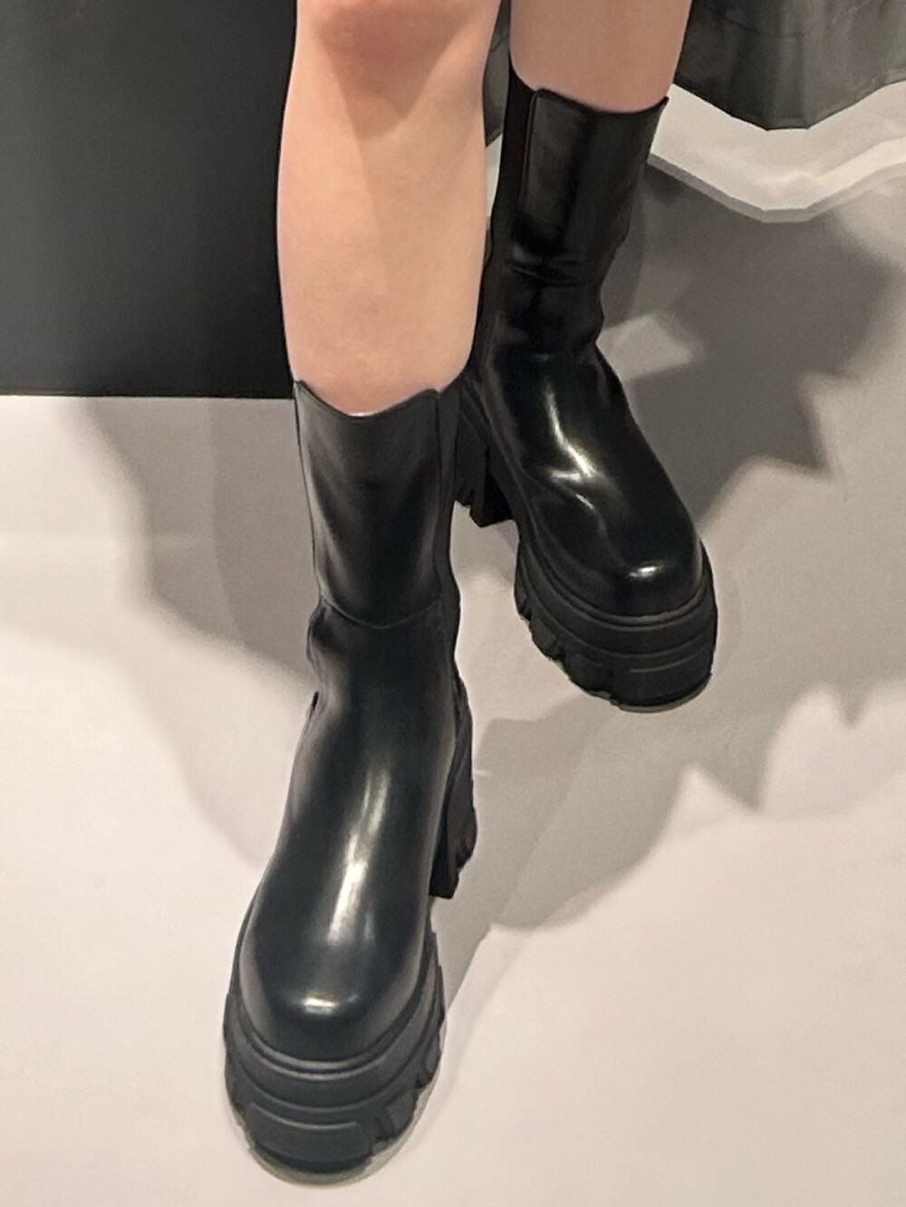 ホワイト系のキャミソール、グレー系のブルゾン、グレー系のスカートを着用したレディースの夏コーディネートの5枚目の写真