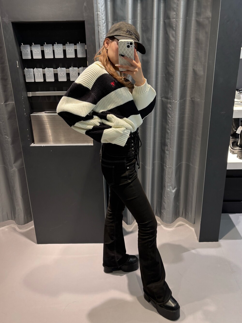 その他のニット/セーター、ブラック系のデニムパンツ、ブラック系のブーツを着用したレディースの冬コーディネートの2枚目の写真