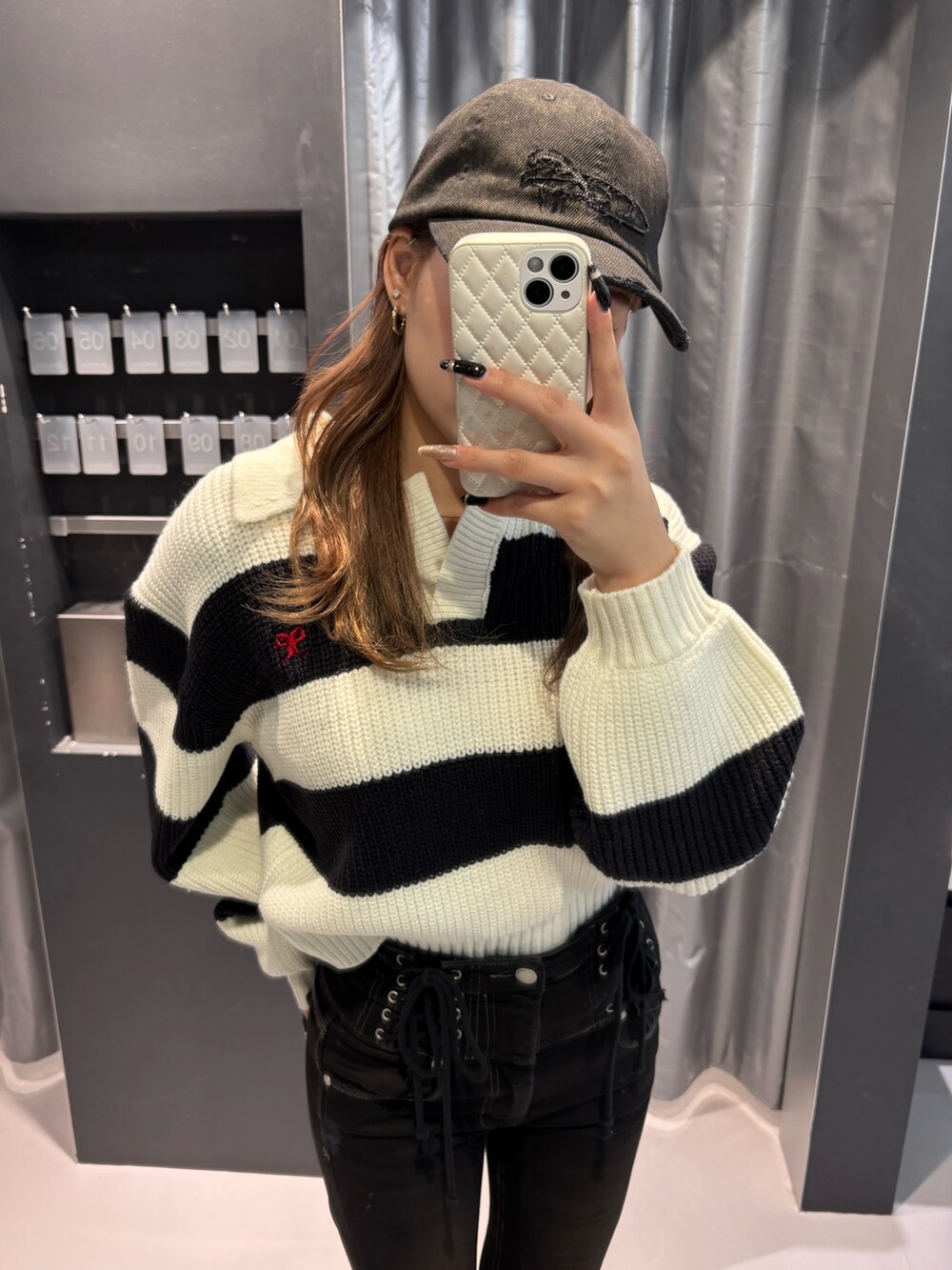 その他のニット/セーター、ブラック系のデニムパンツ、ブラック系のブーツを着用したレディースの冬コーディネートの5枚目の写真