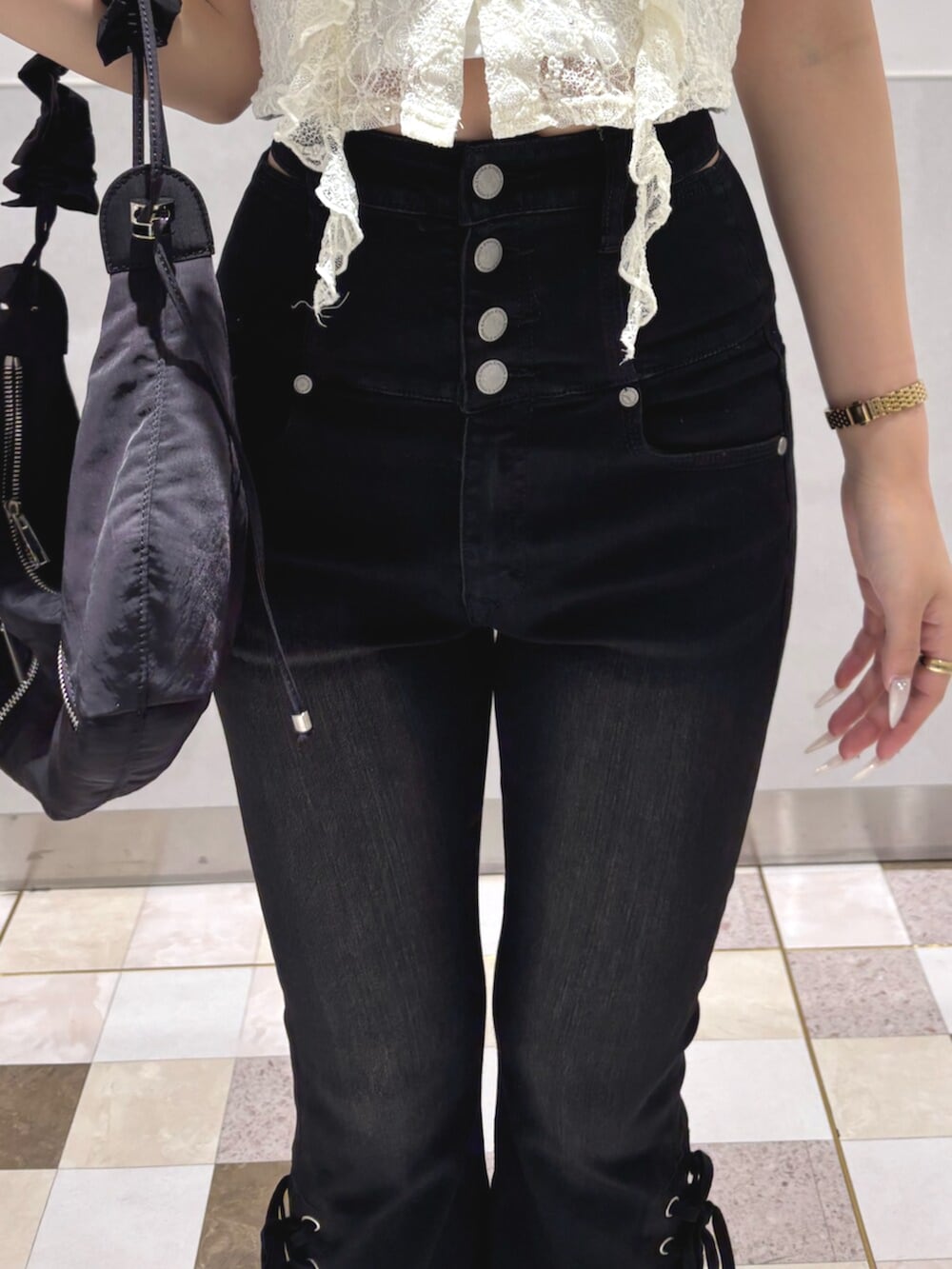 ホワイト系のキャミソール、ホワイト系のTシャツ/カットソー、ブラック系のデニムパンツを着用したレディースの夏コーディネートの4枚目の写真