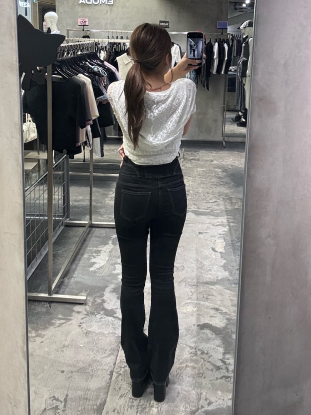 ブラック系のサンダル、ブラック系のデニムパンツ、ブラック系のタンクトップを着用したレディースの夏コーディネートの3枚目の写真