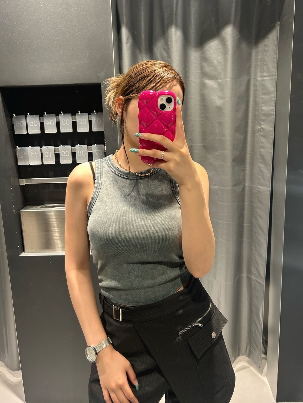 ブルー系のタンクトップ、その他のその他パンツ、ブラック系のサンダルを着用したレディースの夏コーディネートの4枚目の写真