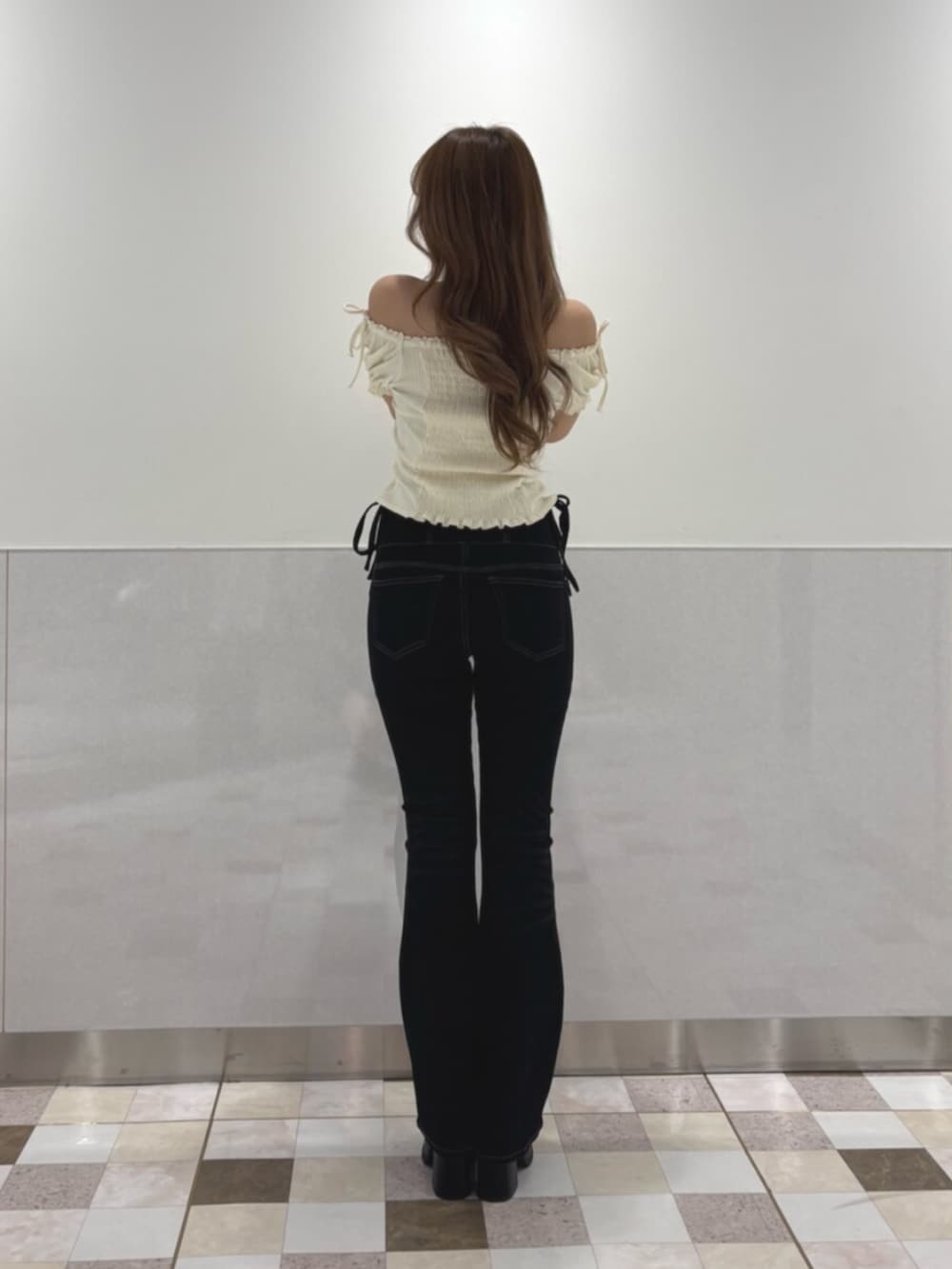 ブラック系のサンダル、ブラック系のデニムパンツ、ホワイト系のTシャツ/カットソーを着用したレディースの夏コーディネートの3枚目の写真