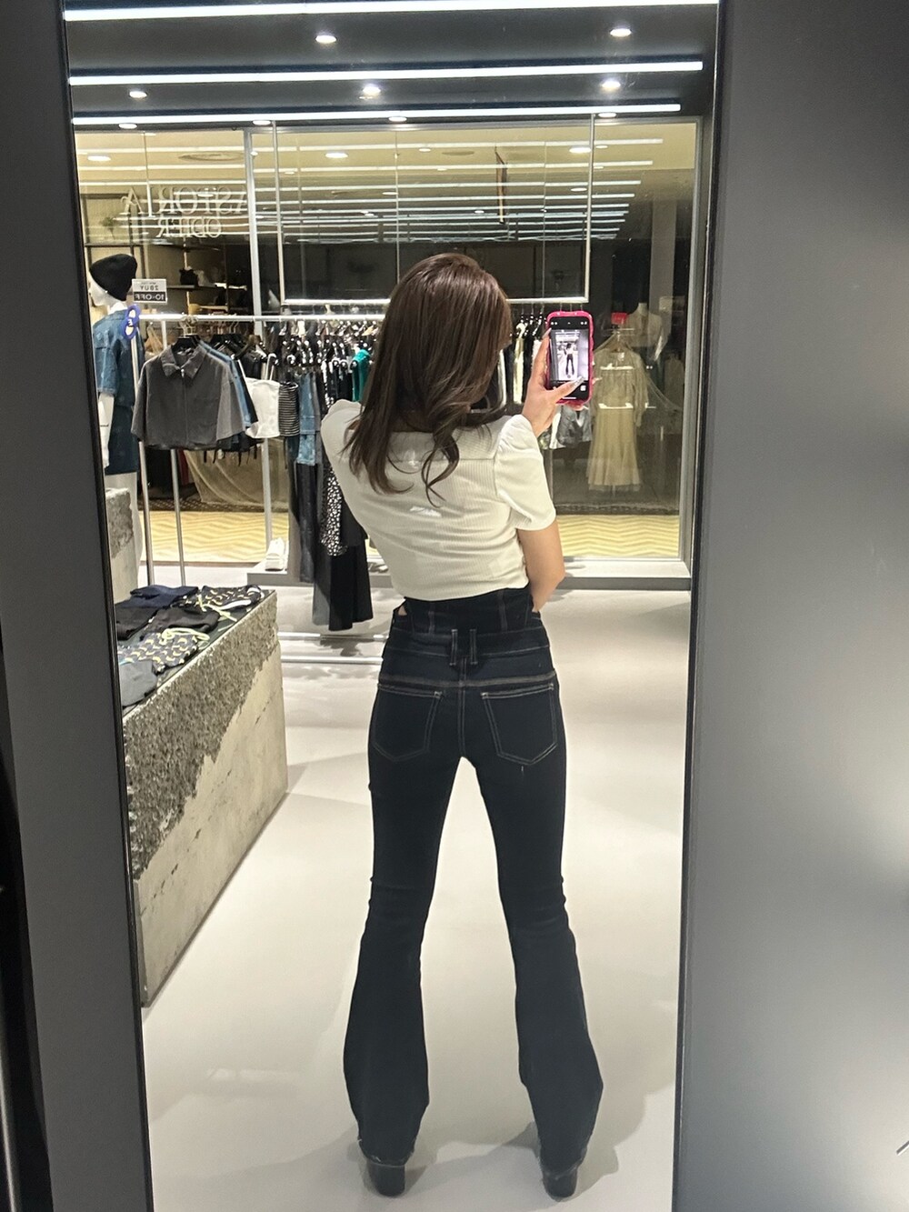 ホワイト系のTシャツ/カットソー、ブルー系のデニムパンツ、ブラック系のサンダルを着用したレディースの夏コーディネートの3枚目の写真