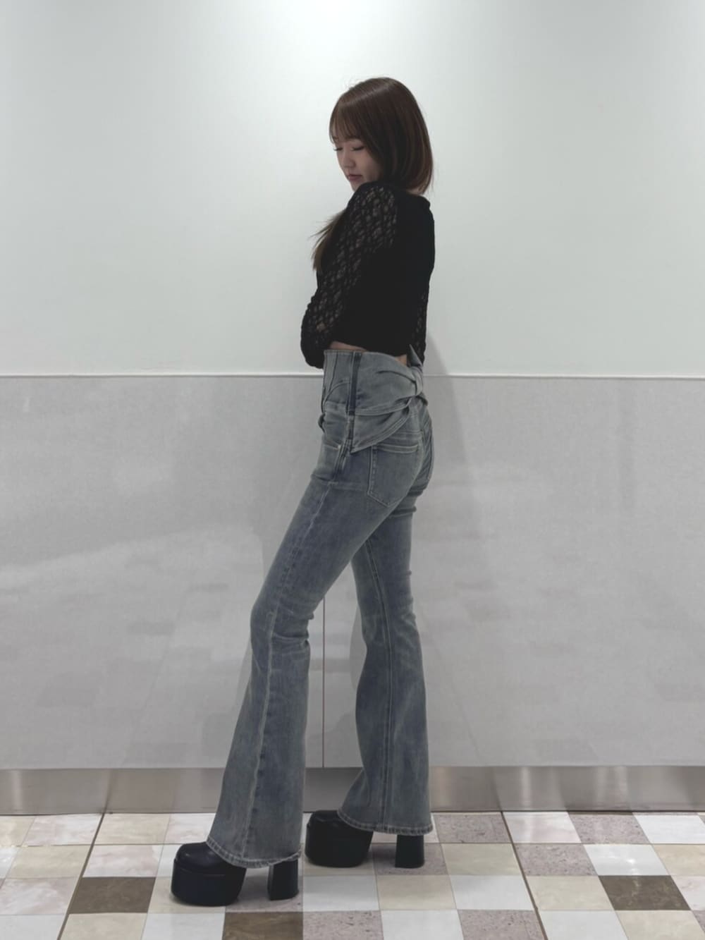 ブラック系のその他シューズ、ブラック系のTシャツ/カットソー、ブルー系のデニムパンツを着用したレディースの秋コーディネートの2枚目の写真