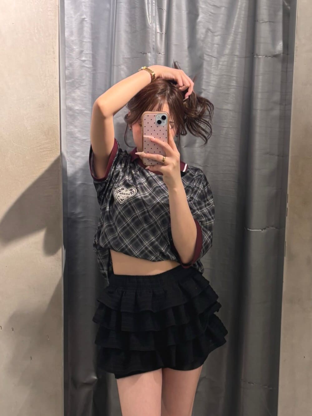 ブラック系のTシャツ/カットソー、ブラック系のブーツを着用したレディースの冬コーディネートの4枚目の写真