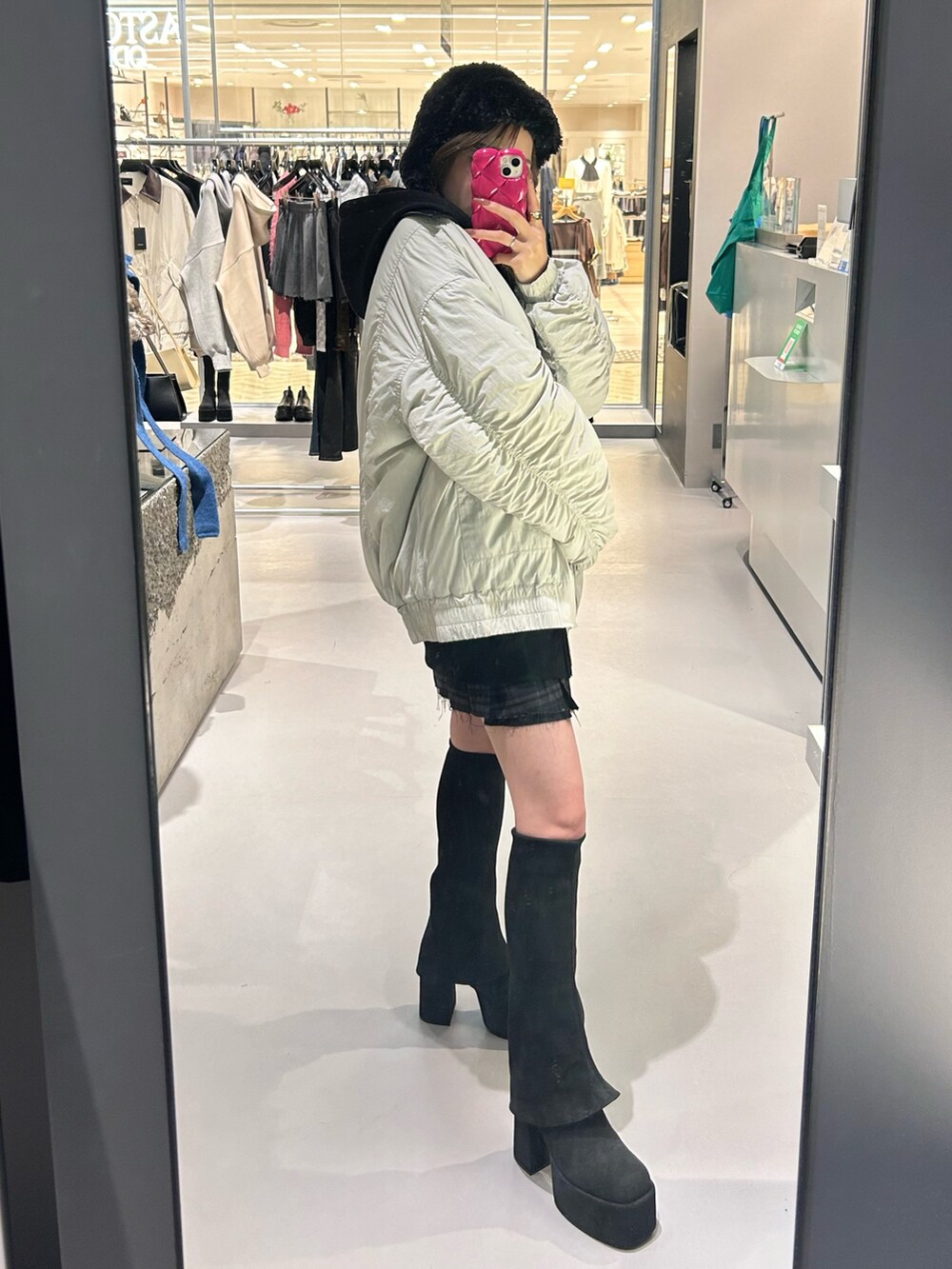 ブラック系のパーカー、ホワイト系のブルゾン、その他のスカートを着用したレディースの秋コーディネートの2枚目の写真