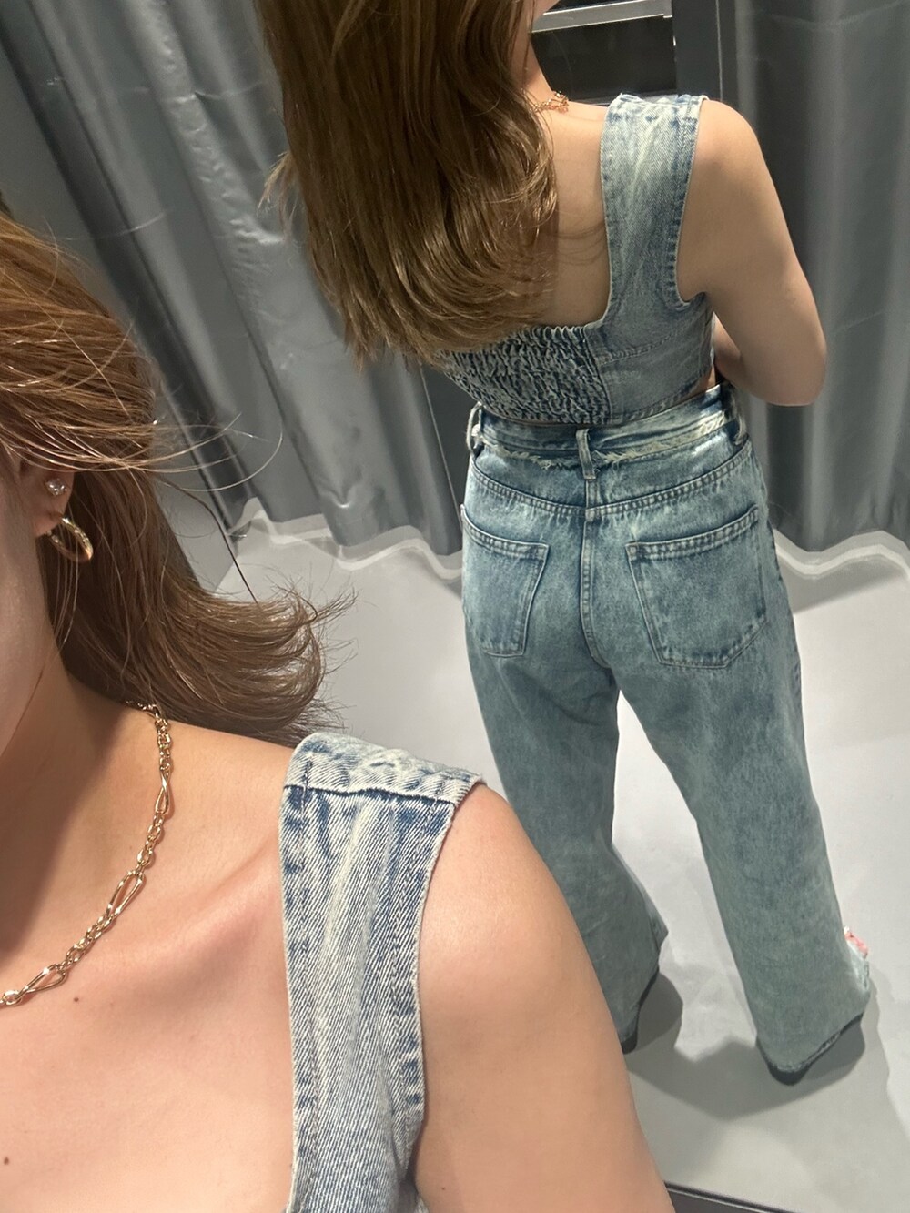 ブルー系のキャミソール、ブルー系のデニムパンツ、ブラック系のサンダルを着用したレディースの夏コーディネートの3枚目の写真