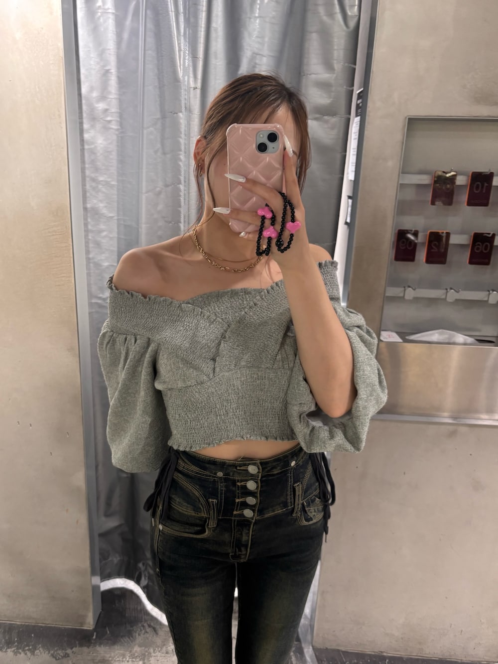 グレー系のTシャツ/カットソー、ブルー系のデニムパンツ、ブラック系のサンダルを着用したレディースの春コーディネートの4枚目の写真