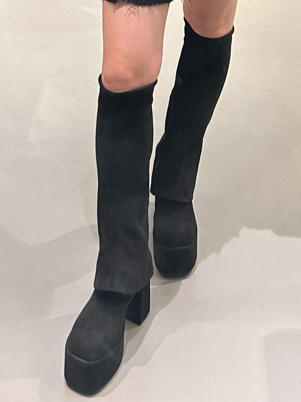 ブラック系のパーカー、ホワイト系のブルゾン、その他のスカートを着用したレディースの秋コーディネートの6枚目の写真