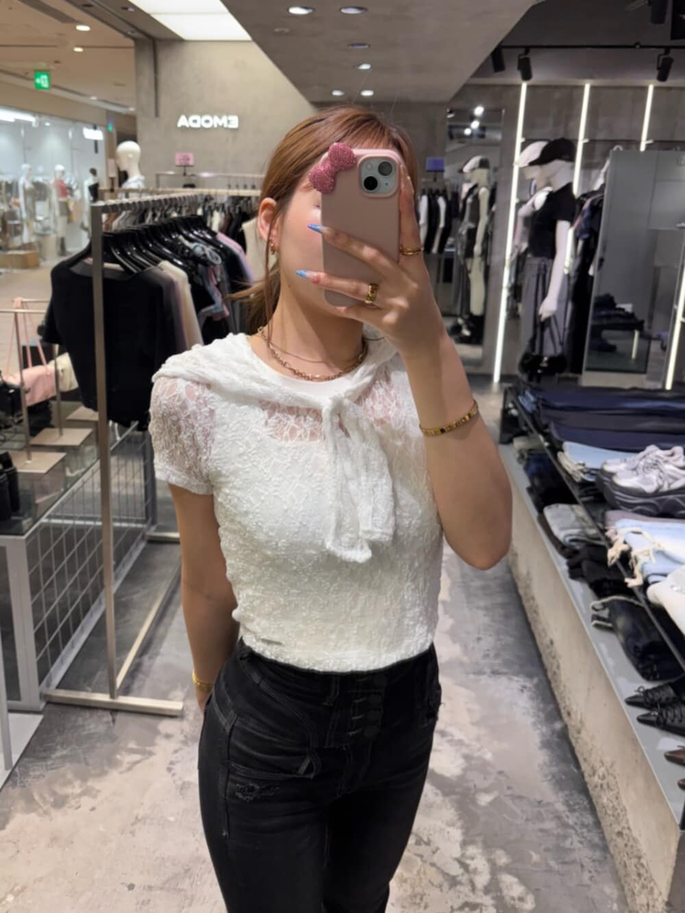 ブラック系のサンダル、ブラック系のデニムパンツ、ブラック系のタンクトップを着用したレディースの夏コーディネートの4枚目の写真