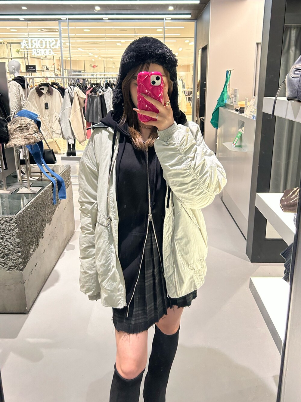 ブラック系のパーカー、ホワイト系のブルゾン、その他のスカートを着用したレディースの秋コーディネートの4枚目の写真