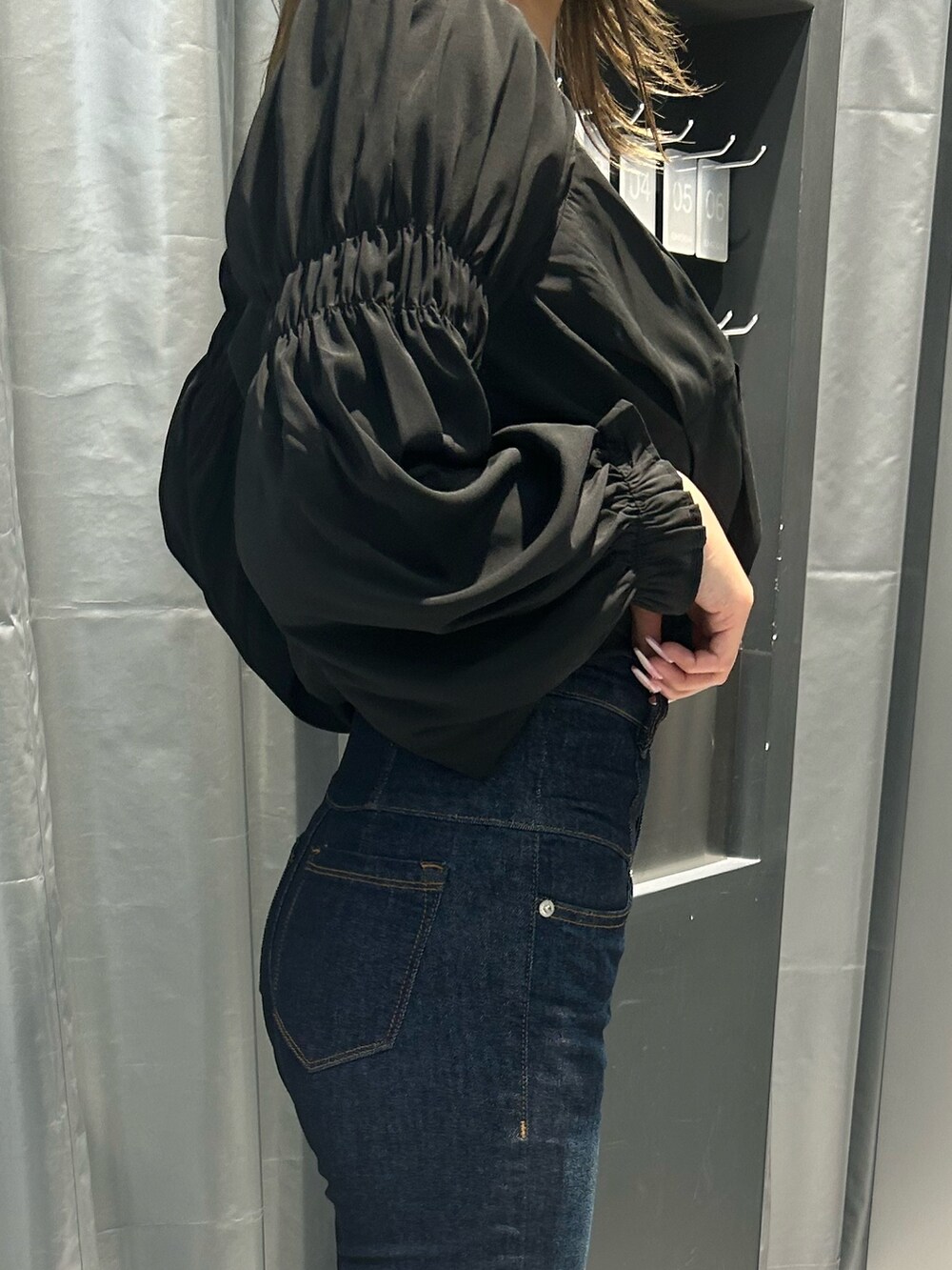 ブラック系のTシャツ/カットソー、ブルー系のデニムパンツ、ブラック系のサンダルを着用したレディースの春コーディネートの4枚目の写真