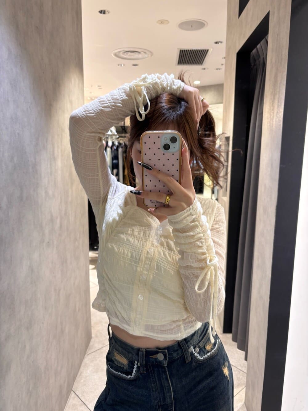 ホワイト系のスニーカー、ホワイト系のTシャツ/カットソー、ブルー系のデニムパンツを着用したレディースの春コーディネートの4枚目の写真