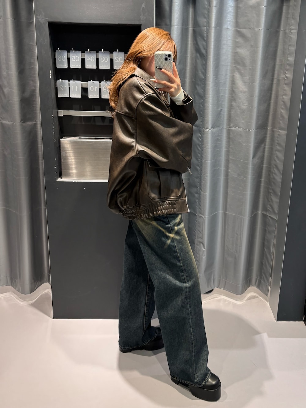 「カジュアルスタイル、大人可愛い、きれいめコーデ、パンツスタイル、春服、デニム、EMODA、EMODASTAFF、EMODAコーデ、emoda_jeans、EMODAデニム」｜「EMODAのヴィンテージライクオーバーブルゾン（ブルゾン、ブラウン系）」を使った、豊田朱莉さん（レディース・157cm）の冬コーディネートの2枚目の写真