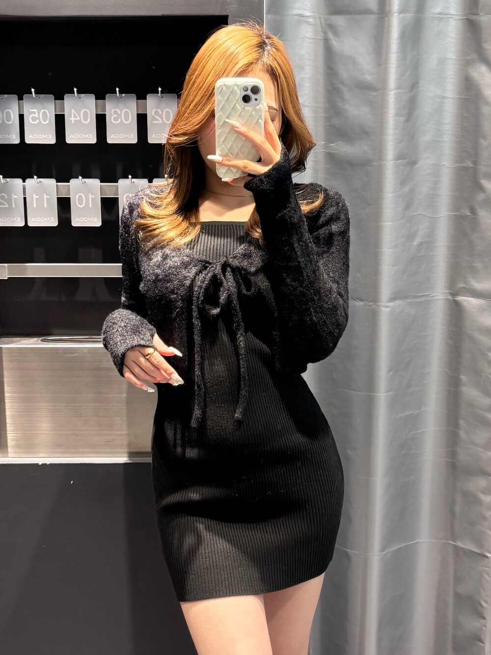 ブラック系のワンピース、ブラック系のブーツを着用したレディースの冬コーディネートの4枚目の写真