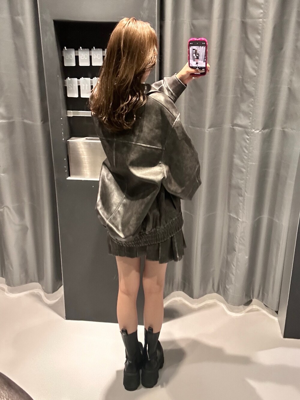 ホワイト系のキャミソール、グレー系のブルゾン、グレー系のスカートを着用したレディースの夏コーディネートの3枚目の写真