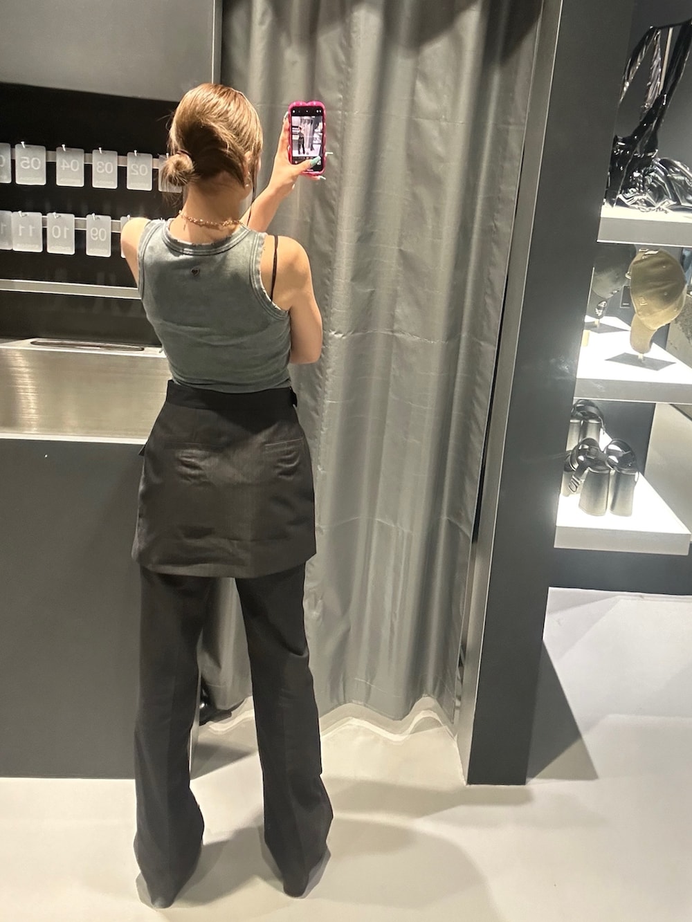 ブルー系のタンクトップ、その他のその他パンツ、ブラック系のサンダルを着用したレディースの夏コーディネートの3枚目の写真