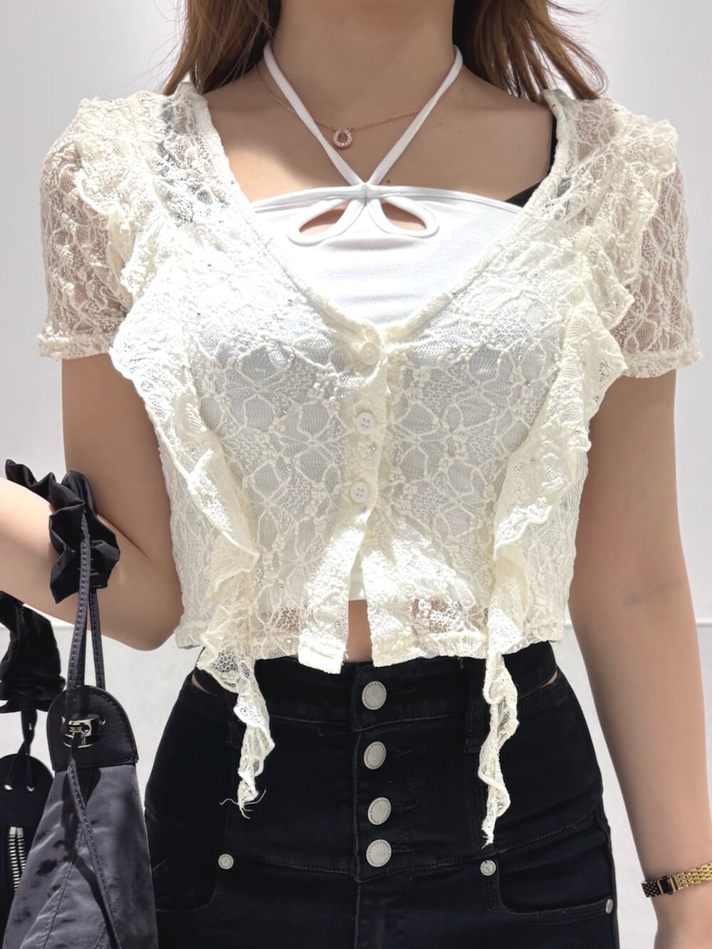 ホワイト系のキャミソール、ホワイト系のTシャツ/カットソー、ブラック系のデニムパンツを着用したレディースの夏コーディネートの5枚目の写真