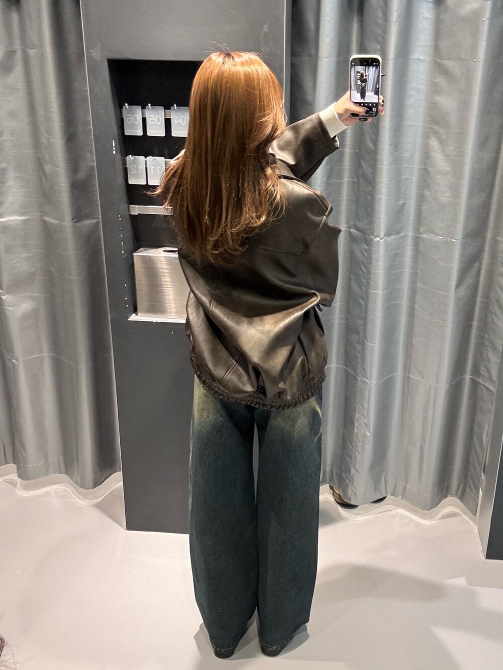 「カジュアルスタイル、大人可愛い、きれいめコーデ、パンツスタイル、春服、デニム、EMODA、EMODASTAFF、EMODAコーデ、emoda_jeans、EMODAデニム」｜「EMODAのヴィンテージライクオーバーブルゾン（ブルゾン、ブラウン系）」を使った、豊田朱莉さん（レディース・157cm）の冬コーディネートの3枚目の写真