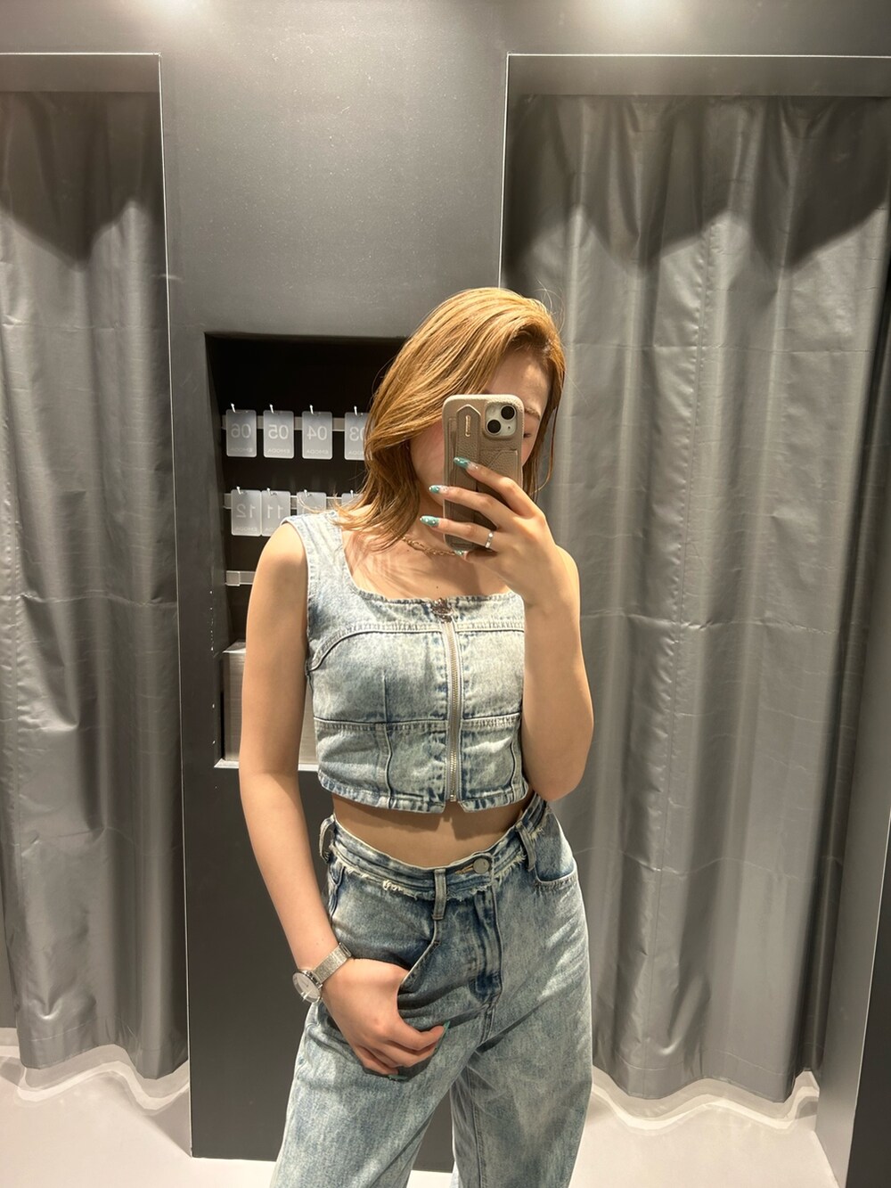 ブルー系のキャミソール、ブルー系のデニムパンツ、ブラック系のサンダルを着用したレディースの夏コーディネートの5枚目の写真