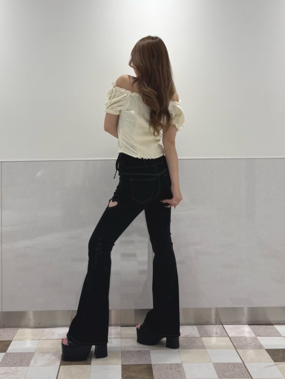 ブラック系のサンダル、ブラック系のデニムパンツ、ホワイト系のTシャツ/カットソーを着用したレディースの夏コーディネートの2枚目の写真