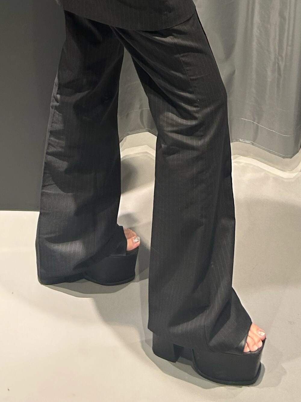 ブルー系のタンクトップ、その他のその他パンツ、ブラック系のサンダルを着用したレディースの夏コーディネートの5枚目の写真