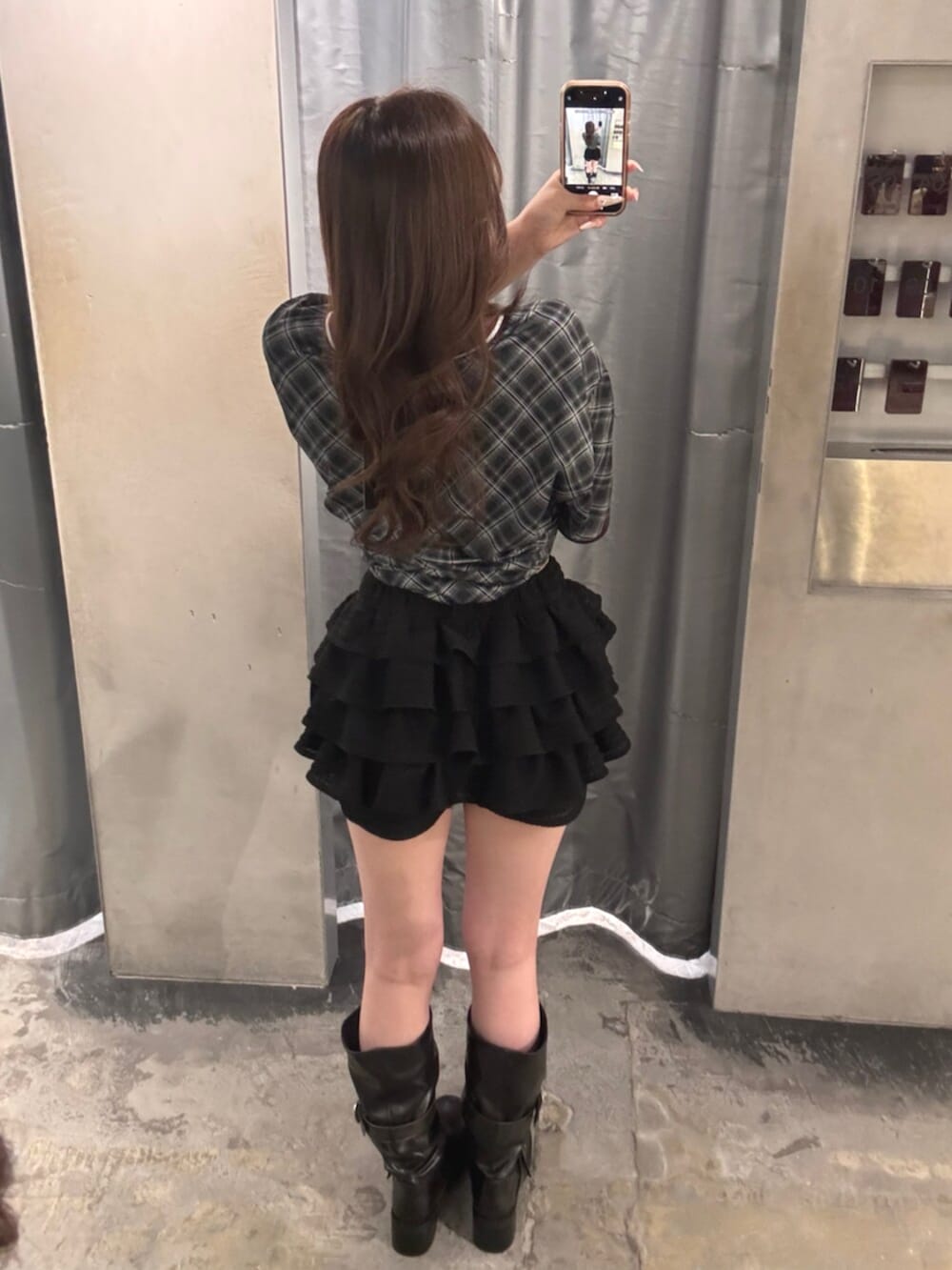 ブラック系のTシャツ/カットソー、ブラック系のブーツを着用したレディースの冬コーディネートの3枚目の写真