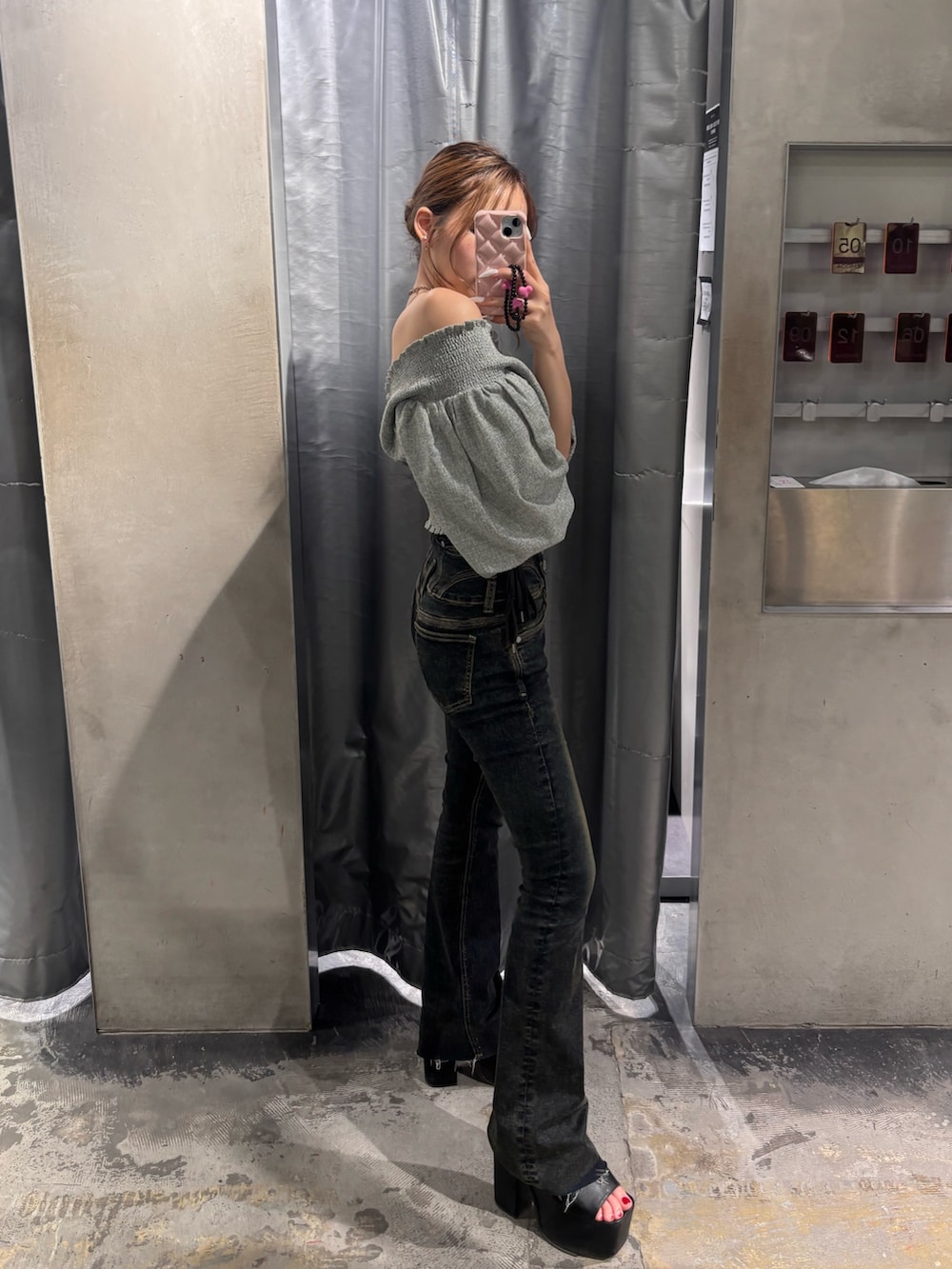 グレー系のTシャツ/カットソー、ブルー系のデニムパンツ、ブラック系のサンダルを着用したレディースの春コーディネートの2枚目の写真