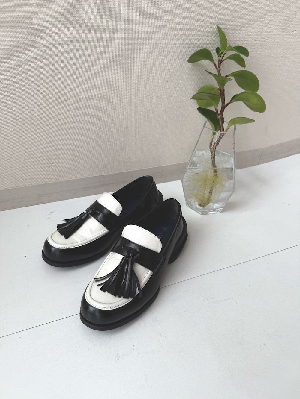 ブラック系のスニーカー、ホワイト系のTシャツ/カットソー、グレー系のバックパック/リュックを着用したレディースの秋コーディネートの2枚目の写真